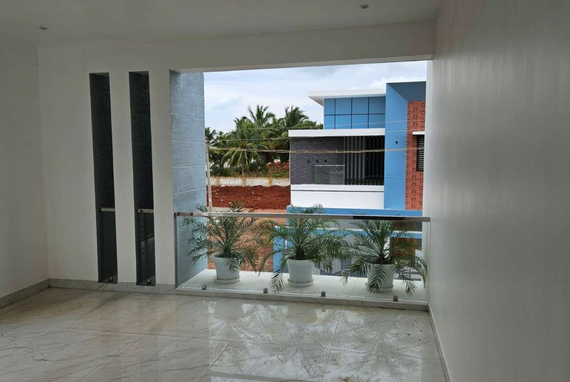3bhk-house-for-sale-in-vip-garden-3
